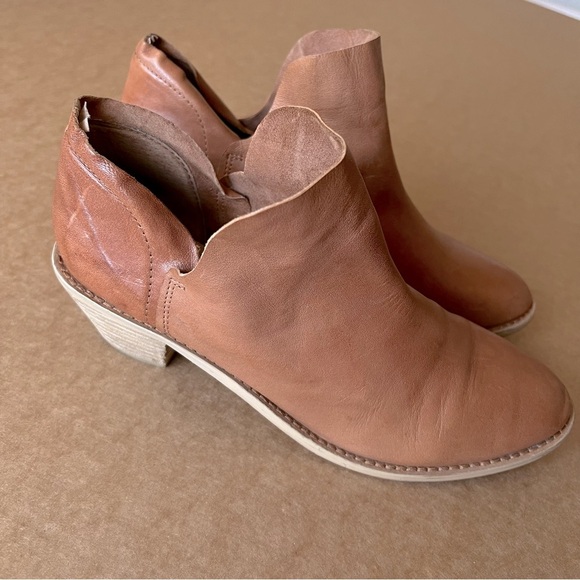 Kelsi Dagger Brooklyn Kenmare Booties, cognac color, size 9 - Picture 2 of 16